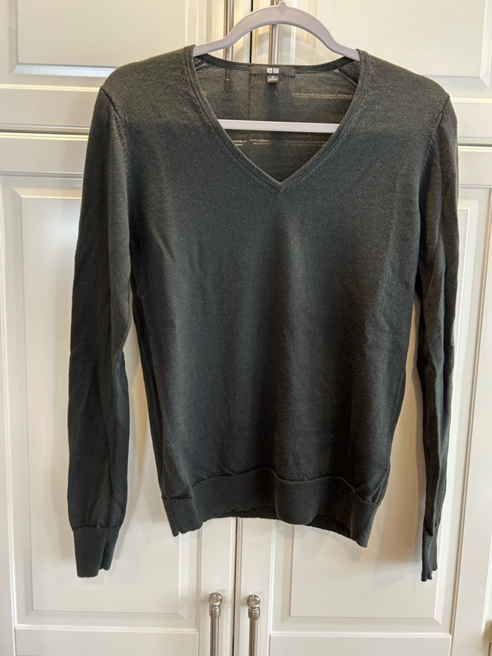 UNIQLO Women or Men's V-Neck 100 % wool Knit Sweater in Dark Olive